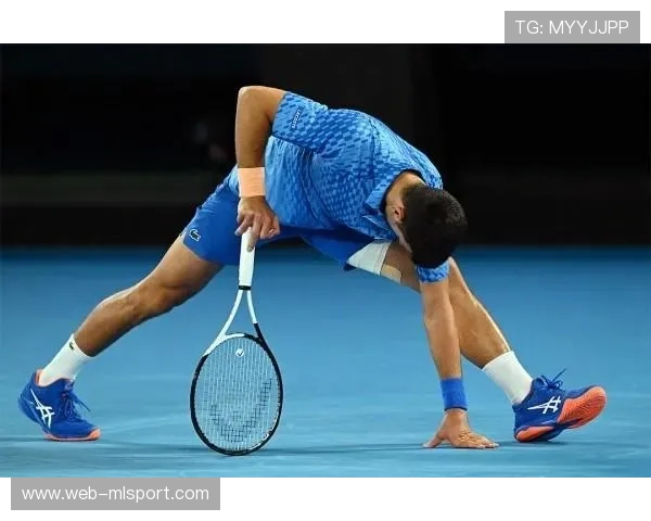 德约又在镜头前秀肌肉